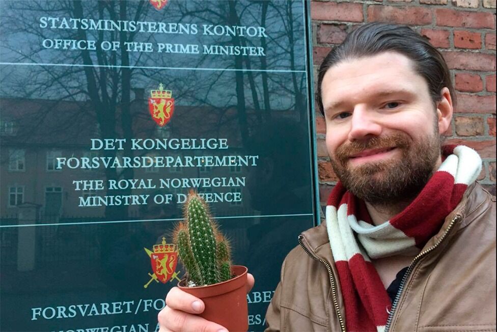 Hit men ikke lenger kom Hedningsamfunnet da de ville overrekke en kaktus til Erna Solberg i går.