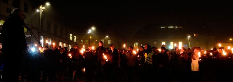 Nærmere 400 stykker hadde møtt opp til motdemonstrasjonen Samhold i mangfold i Tønsberg om kvelden 26.januar, mens bare i underkant av 20 møtte opp i Pegida-demonstrasjonen.
 Foto: Dan Rugsveen