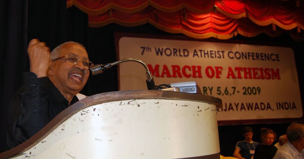 Periyar-bevegelsen fremmer ateisme og rasjonalisme i Chennai, India. Bevegelsen ledes av Dr. K. Veeramani. Han gikk i lære hos Periyar i sin ungdom, og beskrives som hans «disippel». Her på talerstolen.
 Foto: Even Gran