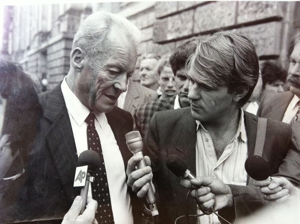 STARSTRUCK 2: Litt senere var det Willy Brandt som ble intervjuet i Berlin - på norsk.
 Foto: Ukjent
