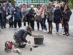 De tilstedeværende får med seg hele prosessen fra bar asfalt, via den konkrete jobben med skjæring og borring, til nedfelling av steinene.  Foto: Arnfinn Pettersen