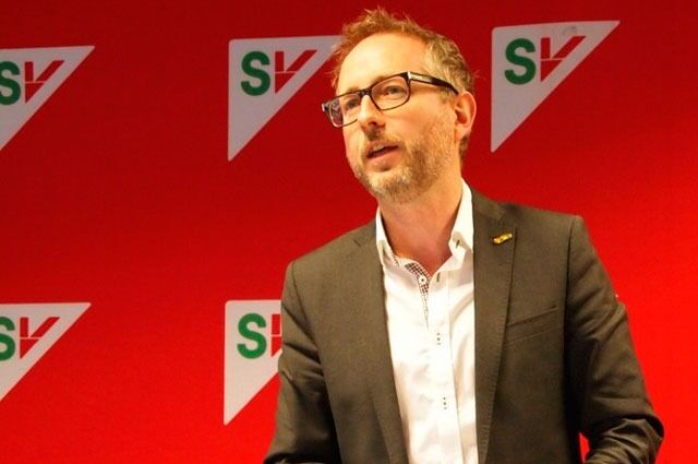 Høyre og Frp får støtte fra Bård-Vegar Solhjell fra SV. Hvis SV stemmer sammen med Frp og Høyre i Stortinget, og ett parti til slutter seg til, blir det flertall.