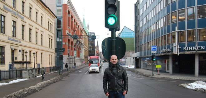Kjetil Hope midt mellom to gode naboer; Human-Etisk Forbunds hovedkontor i Oslo på den ene siden av gata, og metodistenes "Central-kirken" på den andre.
 Foto: Even Gran
