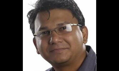 43 år gamle Faisal Arefin Dipon, innehaver av forlaget Jagriti Prakashani, ble funnet død på kontoret sitt lørdag. 

– Jeg så ham ligge opp-ned i en stor blodpøl. De hadde hugget mot halsen hans, sier faren til Abul Kashem Fazlul Haq til AFP. 

Les mer i The Friendly Atheist.