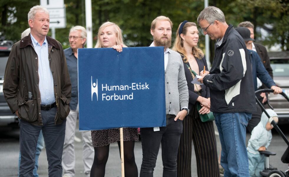 Human-Etisk Forbund var blant livssynssamfunnene som var møtt opp i dag. Politisk og internasjonal sjef, Lars-Petter Helgestad, som blir intervjuet av journalist, var blant representantene fra HEF.
 Foto: NTB-Scanpix