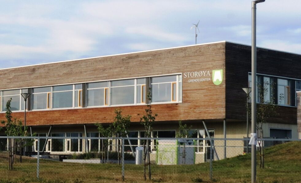 Storøya skole i Bærum ligger omtrent midt på flystripa til gamle Fornebu lufthavn.
 Foto: Wikipedia Commons@Bjoertvedt