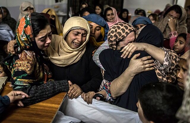 Kvinner sørger over skolegutten Mohammed Ali Khan (15) som ble drept av terrorister fra Taliban i Peshawar, Pakistan, den 16. desember.
 Foto: REUTERS/Zohra Bensemra