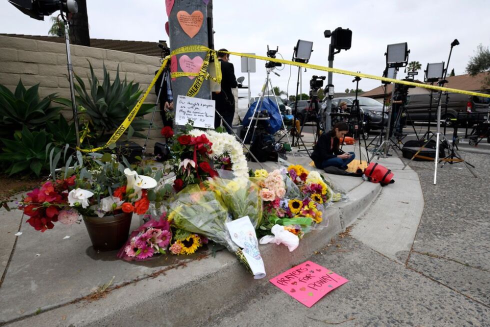 Blomster og plakater satt opp utenfor Chabad-synagogen i Poway, California, der en mann åpnet ild og drepte en kvinne og såret tre andre personer sist helg.
 Foto: NTB-Scanpix/AP