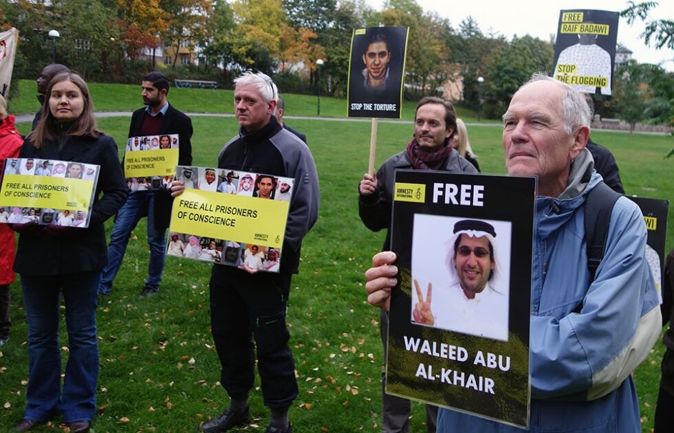 «Free all prisoners of concience» har en av de tingene demonstrantene ropte mot ambassaden.