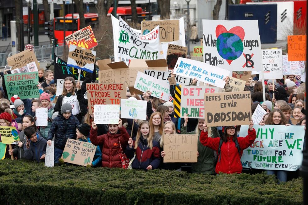 Streikende skoleelever utenfor Stortinget under klimastreiken 22. mars.
 Foto: NTB-Scanpix