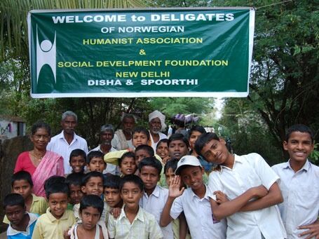 Fritanke.no er på besøk i India og landsbyen Disha sammen med representanter for den internasjonale paraplyorganisasjonen IHEU og ledelsen i Human-Etisk Forbund, som blir behørig ønsket velkommen etter indisk tradisjon.