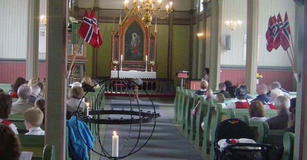 Tradisjonen med gudstjeneste midt i 17. mai-toget fortsetter