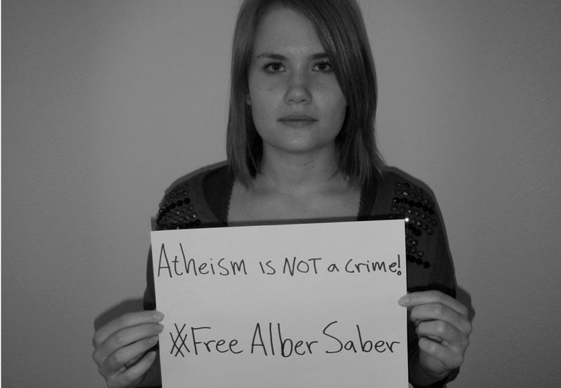 Humanstisk Ungdoms leder, Helene Kleppestø, viser sin støtte til den fengslede egyptiske ateisten Alber Saber.
 Foto: Humanstisk Ungdom