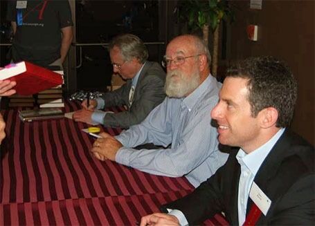 Richard Dawkins, Daniel Dennett og Sam Harris signerer bøker under en ateistkonferanse i Washington DC i oktober 2007.