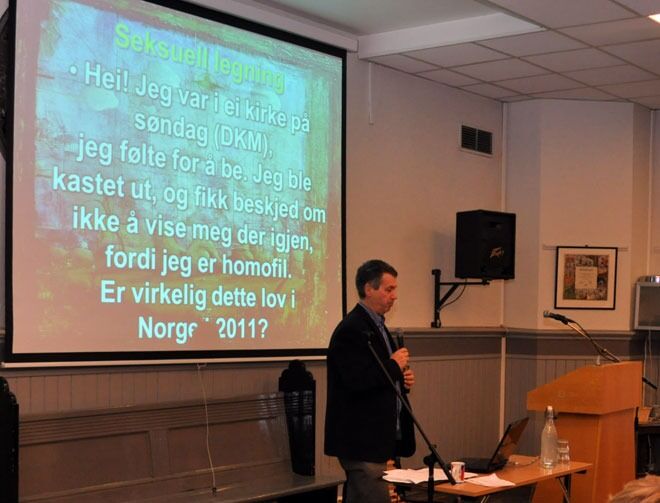 Gunnar Kristiansen viste noen eksempler på historier han har fått inn som prest på den offentlige spørresiden Klara klok.
 Foto: Even Gran