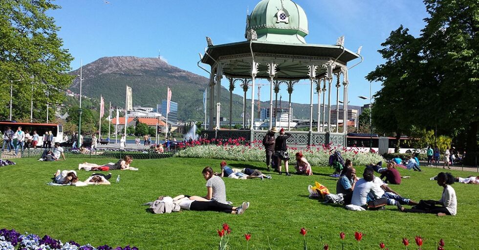 Det skjer store endringer på livssynsfronten i Norge. Den største av dem er at stadig færre er religiøse. Illustrasjonsbilde fra byparken i Bergen.
 Foto: Even Gran