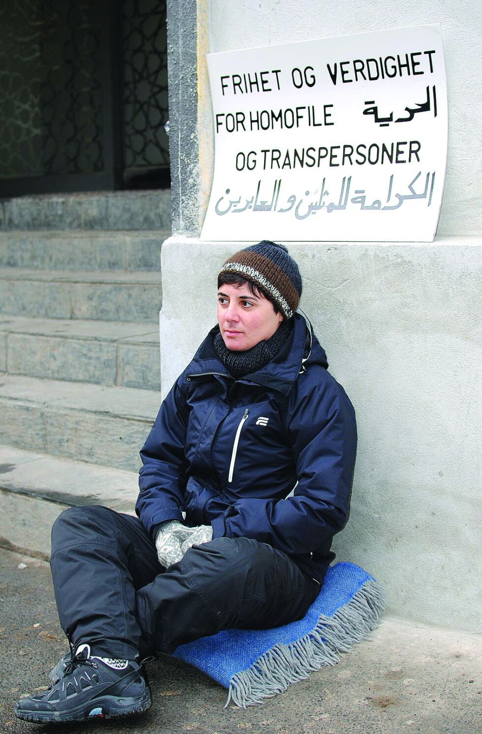 Det ble mange og lange timer utenfor Islamsk Råd Norge, i januar 2011. Sitt-ned-aksjonens mål var at organisasjonen skulle ta klart avstand fra dødsstraff for homofili.
 Foto: Arnfinn Pettersen