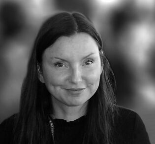 Vibeke Riiser-Larsen er frilansskribent og forfatter. Hun skriver for Fri tanke om forholdet mellom vitenskap og samfunn. Sammen  med Erik Tunstad ga hun nylig ut boka Neandertal. Folket som forsvant.