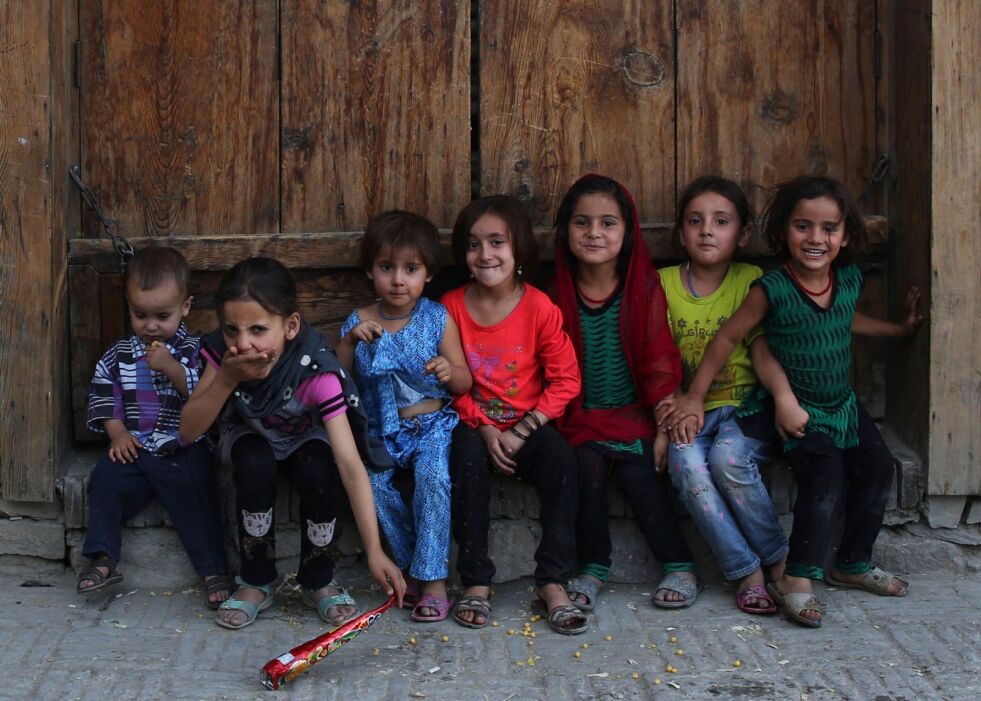 Afghanske barn i Kabul. Halvparten av alle skolebarn i landet føler seg utrygge i skolen, og 12 prosent av dem har opplevd angrep på skolen, ifølge en rapport fra Flyktninghjelpen.
 Foto: NTB-Scanpix/AP