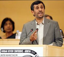 - Irans president Mahmoud Ahmadinejad (bildet) fikk slippe til nærmest uimotsagt på FNs internasjonale konferanse mot rasisme, på grunn av de vestlige landenes biokottlinje, konstaterer Roy Brown fra IHEU.