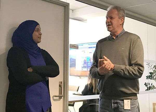 Harald Masst holdt avskjedstale for Amna Mahmood på HEFs hovedkontor forrige torsdag. – Vi kommer til å savne deg, understreket økonomisjefen.
 Foto: Even Gran