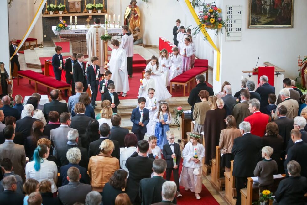 En gruppe barn har hatt sin første nattverd i en katolsk kirke. Men en annen kristen bevegelse er iferd med å seile opp som utfordrer til katolisismen som den største retningen innen kristendommen.
 Foto: Mostphotos/GoranJakus