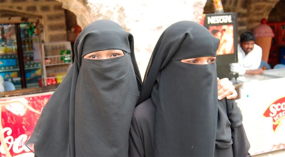 To nikab-jenter i India. Nå vil tre av fire nordmenn forby det heldekkende hodeplagget i skolen.
 Foto: Even Gran