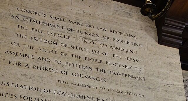 The First Amendment to the Constitution of the US, is the reason that secularists tend to win court cases about Christian proselytizing in schools etc. Here the paragraph is engraved on the lobby wall of the Chicago Tribune.
 Foto: Even Gran