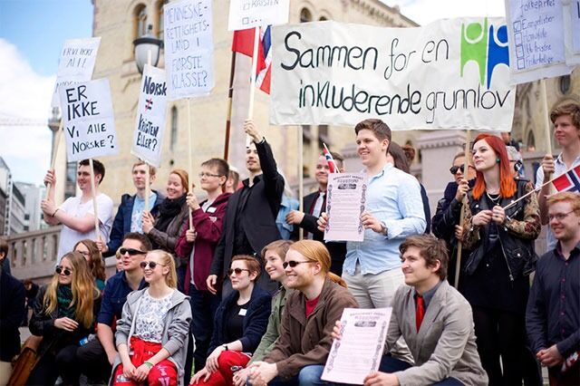 Humanistisk Ungdom aksjonerte utenfor Stortinget på lørdag.
 Foto: Torbjørn Vik Lunde
