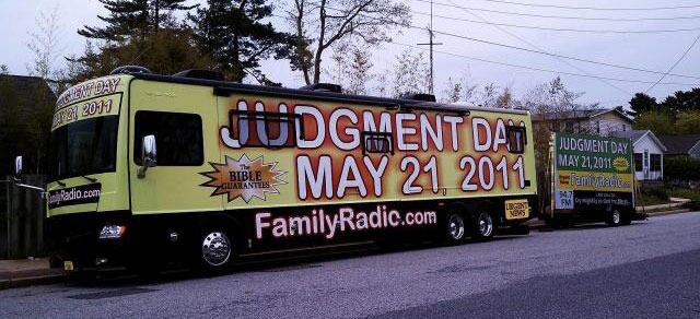 Siden i fjor høst har Family Radio kjørt USA på kryss og tvers med slike busser.