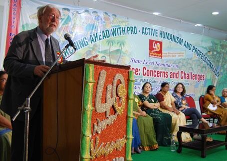 Levi Fragell holdt åpningstalen på en konferanse om likestilling i India på tirsdag.