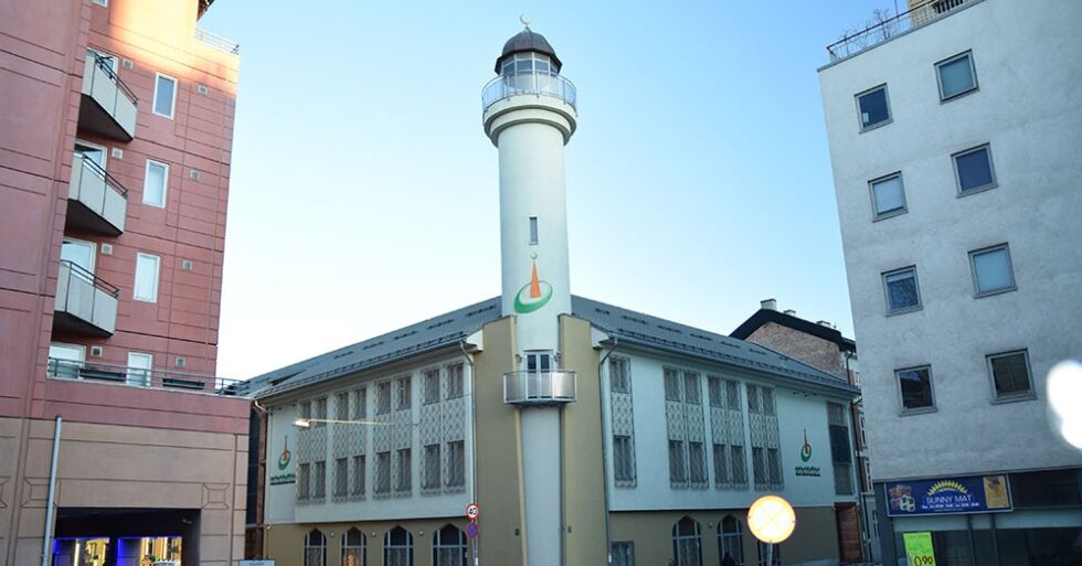 Økt sikkerhet utenfor moskeer i Norge etter terroren på New Zealand. Her Islamic Cultural Centre på Grønland i Oslo.
 Foto: Wikipedia commons@Helge Høifødt