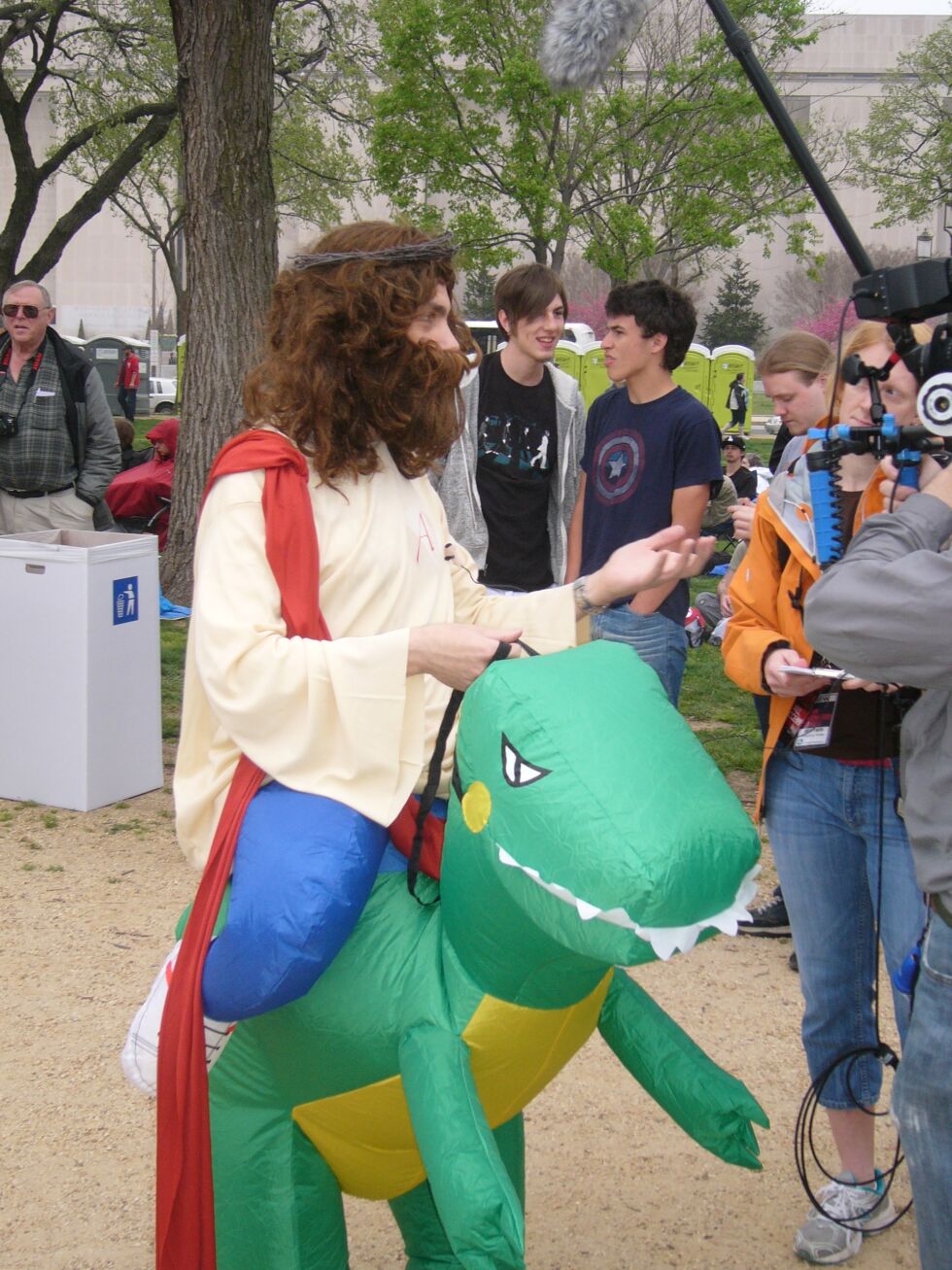 Jesus forsøker å overbevise oppmøtt media om at dinosaurene var plassert på jorda for å teste menneskenes tro.
 Foto: Jan Arild Snoen