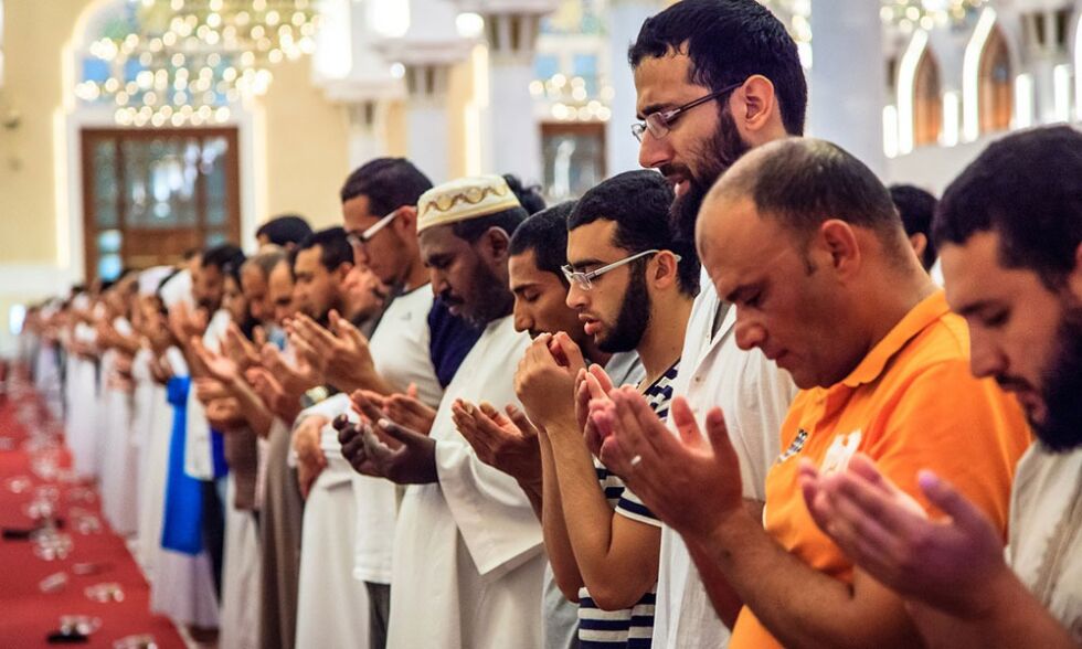 Humanistforbundet ønsker å være et samlingssted for folk både med og uten en religiøs tro. Bildet viser muslimer i bønn i en moske i Doha, Qatar i 2013.
 Foto: Flicr - Omar Chatriwala