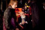 James Randi sitter på første rad og observerer mens publikum strømmer inn i salen. Foto: Henrik Kreilisheim