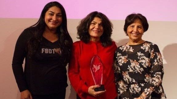 Shabana Rehman, Lily Bandehy og fjorårets prisvinner Azra Gilani under helgens prisutdeling.
 Foto: Pressebilde