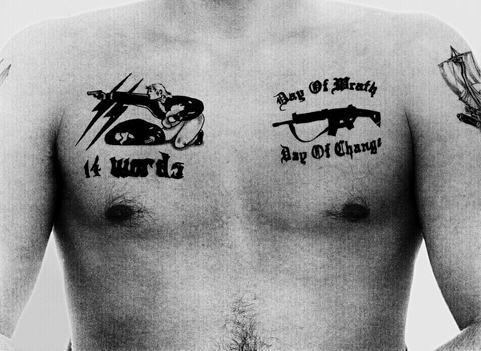 «De fjorten ordene» som motiv i tatoveringssymboler på svensk nynazist i 1999.
 Foto: NTB-Scanpix