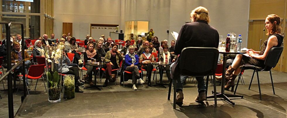 Rundt 50 personer hadde møtt opp for å høre på Jostein Gaarder i den nyoppussede foajéen på Ibsenhuset i Skien.
 Foto: Even Gran