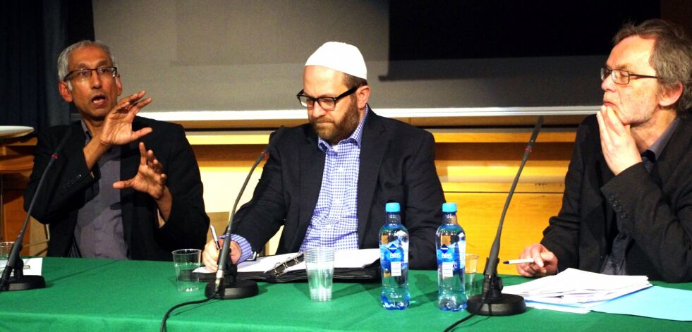 Kenan Malik (t.h), Shaykh Dr. Muhammad al Ninowy og Øystein Sørensen diskuterte etter sine innlegg hva en kan gjøre for å bekjempe ekstremisme.
 Foto: Aslaug Olette Klausen