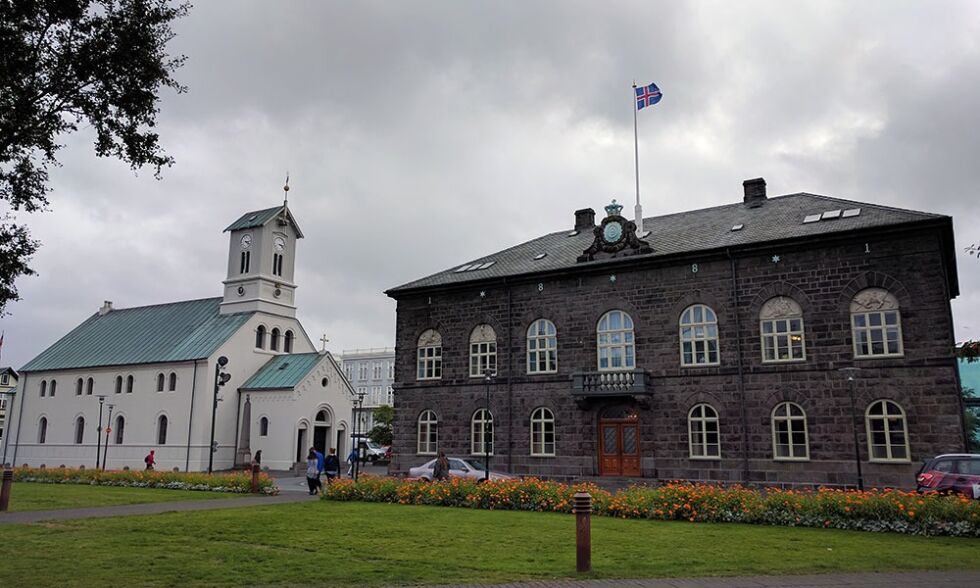 Domkirken i Reykjavik ligger rett ved parlamentsbygningen (Alltinget) men koblingen mellom kirke og folk på Island er i ferd med å svekkes.
 Foto: Even Gran