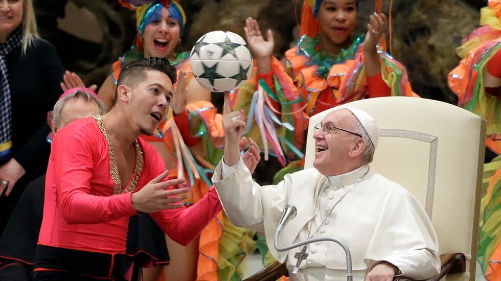 Paven viste sine fotballtriks-kunster da han tok imot en gruppe cubanske sirkusartister til audiens onsdag. Samtidig kom han med krass kritikk av det han kaller hyklere i Den katolske kirke.
 Foto: AP / NTB scanpix