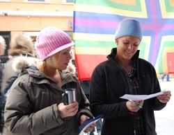 Iris Karstensen (21) og Cecilie Width (22) tar imot kaffe og informasjon på stand.