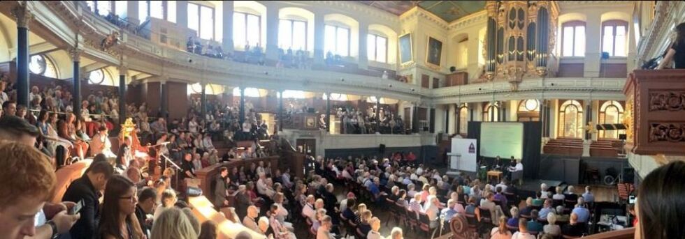 Plenumssamlingene under kongressen foregikk i Sheldonian-teateret, Universitetet i Oxfords 350 år gamle seremonihall. I tillegg til universitetets egne seremonier, brukes de verneverdige lokalene også til konserter, møter, forelesninger – og kongresser som denne.