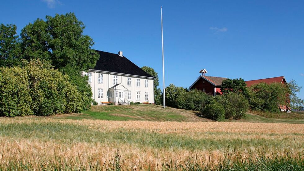 Opplysningsvesenets fond eier prestegårder, skog- og jordbruksarealer over hele Norge. Her: Vestby prestegård i Akershus.
 Foto: Wikimedia commons@Bjoertvedt