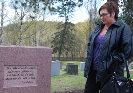 Mona Følstad føler ikke at hennes sorg og hennes barn er inkludert i den nye minnelunden over dødfødte barn på Stalsberghagen gravlund.