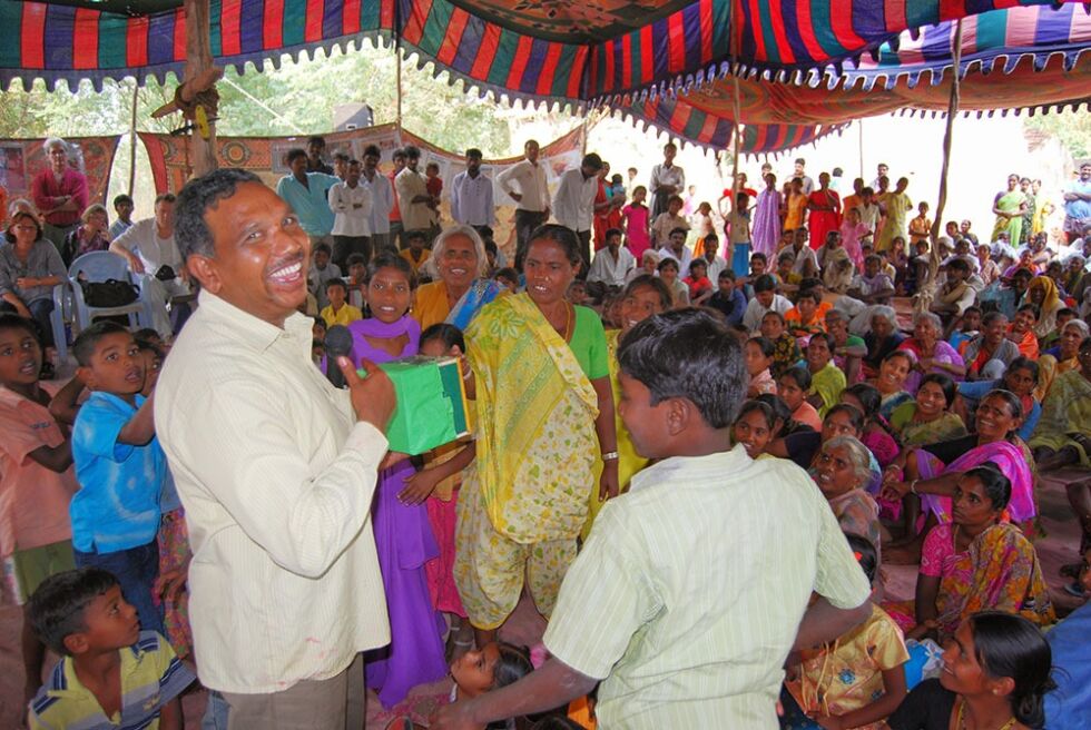 Mr. Chandraiah er en indisk tryllekunstner, og i dag har han show i den lille fattige landsbyen Disha, i delstaten Andhra Pradesh.
 Foto: Even Gran