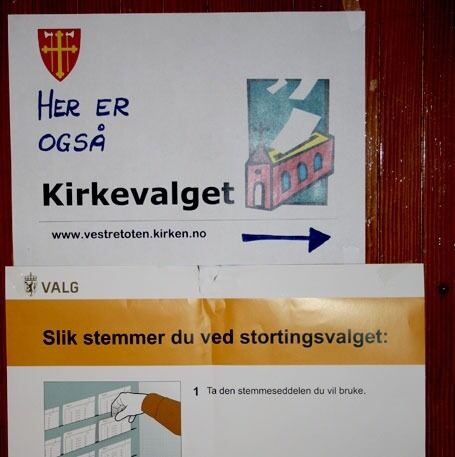 Dette er inngangsdøra til valglokalet på Raufoss. Foto: Siri Engen.