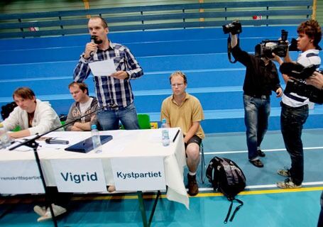 Her er Thorgrim Bredesen fra nazipartiet Vigrid i aksjon under skolevalgdebatten ved Drammen vgs. Foto: Scanpix