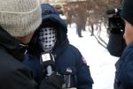 TV2 intervjuer en demonstrant som ikke vil vise ansiktet.  Foto: Even Gran