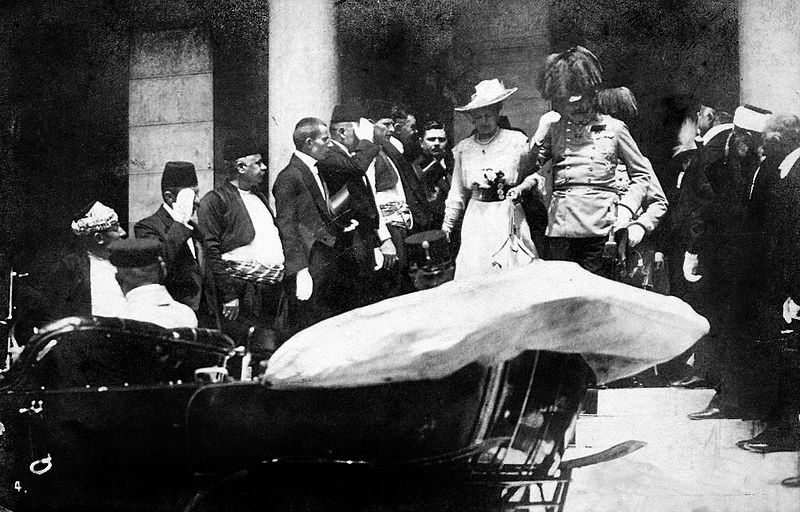 Den østerriksk-ungarske tronfølgeren Franz Ferdinand og hans kone hertuginne Sophie gjør seg klare til å besøke provinshovedstaden Sarajevo sommerdagen for 100 år siden, bare minutter før de fatale skuddene faller.